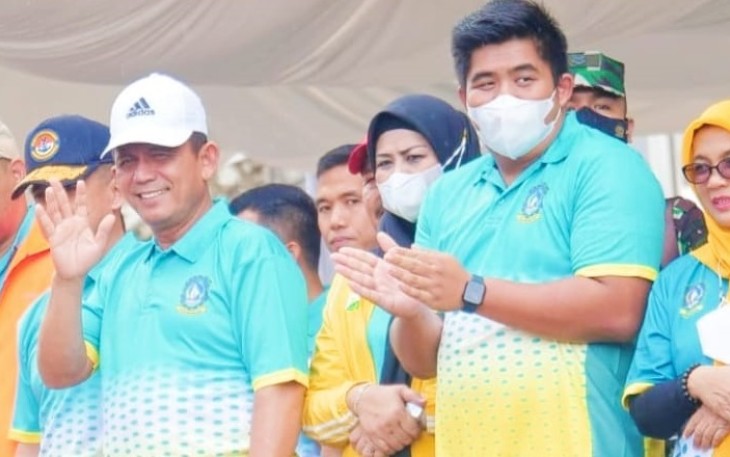 Gubernur Kepri, Ansar Ahmad (kiri) didampingi Bupati Bintan Roby kanan saat pembukaan POPDA se-Kepri 