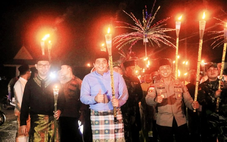 Plt Bupati Bintan bersama masyarakat, FKPD dan OPD Pawai Obor saat menyambut 1 Muharram 1444 H, Jumat (29/07/2022) malam. 