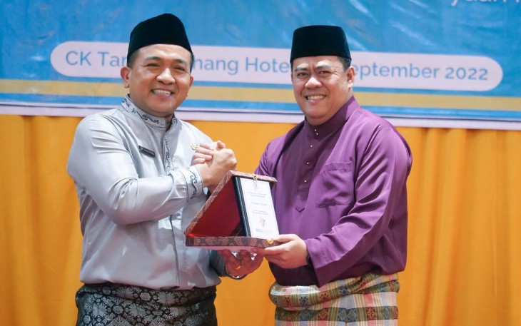 Pj Sekda Bintan Roni Kartika saat menerima cindramata