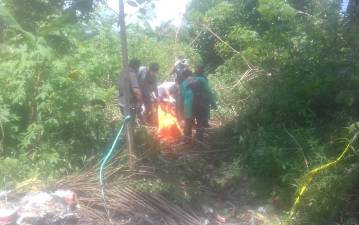 Proses evakuasi mayat yang ditemukan di perkebunan singkong yang berada di Jalan Pariwisata Kelurahan Banturung Kecamatan Bukit Batu Kota Palangka Raya. Kamis 14 April 2022. 