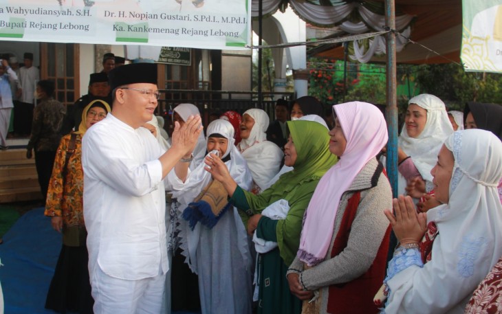 Gubernur Bengkulu Rohidin Mersyah saat Safari Ramadhan di Masjid Nurul Yakin Desa Kota Pagu Kec. Curup Utara Kab. Rejang Lebong, Rabu (13/4/2022).