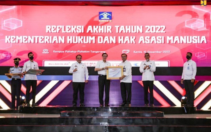 Sekjen Kementerian PUPR Mohammad Zainal Fatah saat menerima penghargaan 