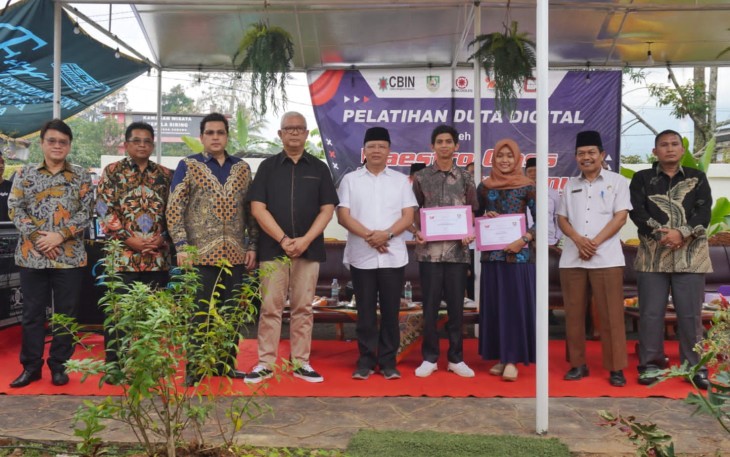Gubernur Bengkulu Rohidin Mersyah (kenakan baju putih) pada Pelatihan Kelas Perdana Duta Digital sekaligus Pembukaan Outlet Bencoolen Coffee Bengkulu Utara, Rabu (20/7/2022).