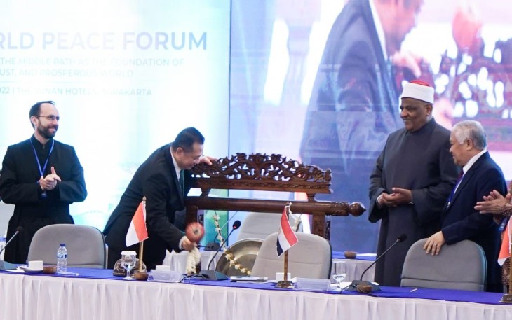 Bamsoet saat membuka World Peace Forum (WPF) sekaligus membuka acara tersebut di Surakarta, Kamis (17/11/22).