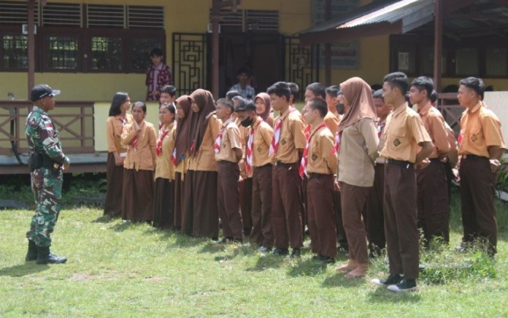 Satgas Pamtas RI-Maaysia Yonarmed 19/105 Trk Bogani saat Latih Siswa-Siswi Sebagai Perangkat Upaca Bendera di Perbatasan