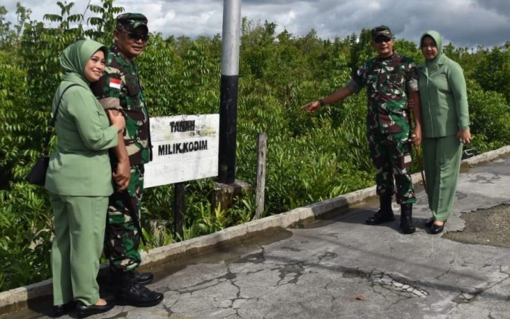 Danrem 174/ATW Merauke Brigjen TNI E. Reza Pahlevi, S.E didampingi Ny. Iswati Reza Pahlevi saat Kunker perdana di Kabupaten Asmat, Papua, Senin (13/6/2022).