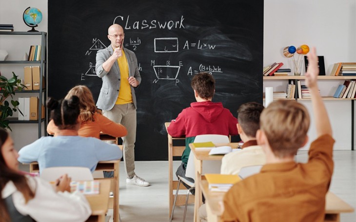 Interaksi antara guru dan siswa. Sumber foto: pexels.com