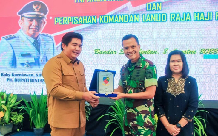 Penyerahan cindera mata dalam acara Perpisahan Komandan Landasan Udara Raja Haji Fisabilillah (Danlanud RHF) yang akan menempati tugas barunya, Senin (08/08) di Aula Bandar Seri Bentan. 