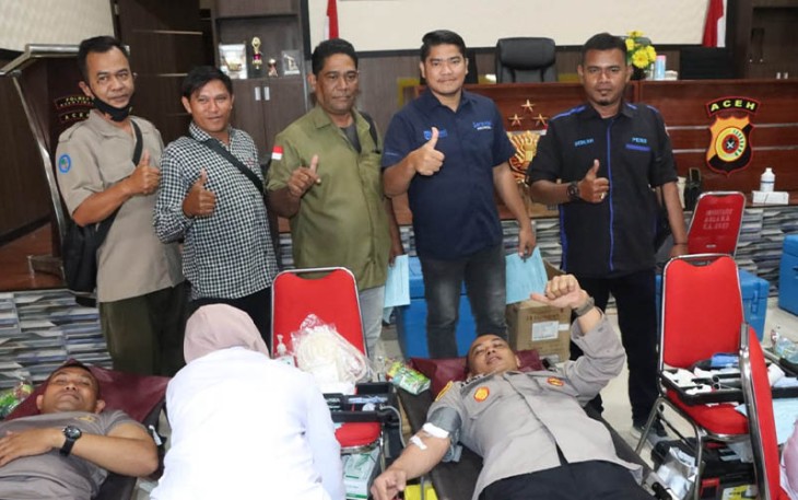 Wartawan dan Polisi saat Donor Darah di HUT ke-71 Humas Polri 