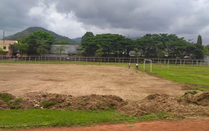 Suasana lapangan sepak bola stadion Menak Sopal Kabupaten Trenggalek, yang sedang di rehab, Selasa (25/10/2022).