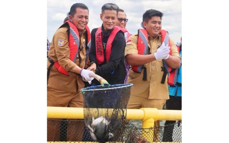 Gubernur Ansar dan Bupati Bintan Roby saat Panen Ikan Bawal Bintang 