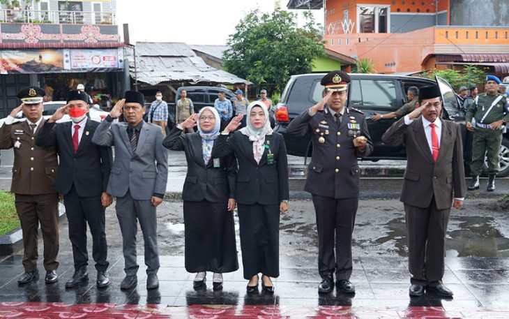 Pj. Wali Kota selepas mengikuti rangkaian Upacara Peringatan Hari Pahlawan Tahun 2022 di Lapangan Merdeka Kota Tebing Tinggi, Kamis (10/11/2022). 