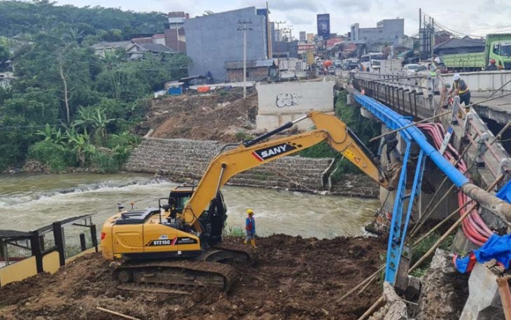 Penanganan darurat Jembatan Cipamuruyan Lama di Desa Cipamuruyan, Kecamatan Cibadak, Kabupaten Sukabumi, Jawa Barat sepanjang 11 meter yang mengalami kerusakan pada pasangan batu dan trotoar jembatan sisi kiri-barat amblas pada Selasa, (13/12/2022) kemarin.