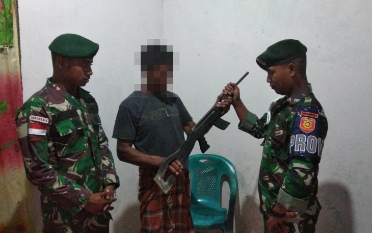 Salah seorang warga saat menyerahkan Senpi Rakitan ke Petugas