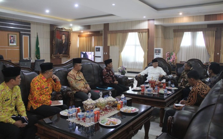 Gubernur Bengkulu Rohidin Mersyah saat menerima audiensi perwakilan Politeknik Transportasi Darat Indonesia (PTDI-STTD), di Ruang Kerja Gubernur Bengkulu, Jum'at (14/10). 