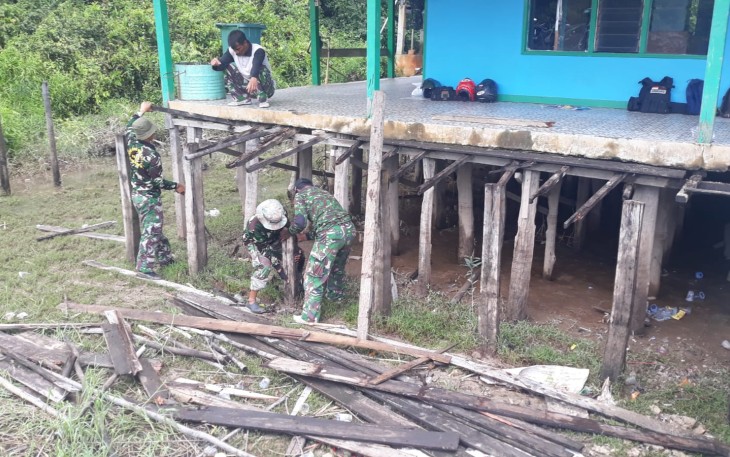Personel Satgas TMMD saat Bantu Rehab Masjid Baitul Iman di Petuk Katimpun 
