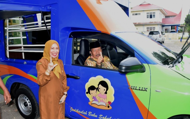 Bupati Agam menyerahkan satu unit mobil perpustakaan keliling kepada Dinas Arsip dan Perpustakaan Kabupaten Agam di halaman kantor Arsip dan Perpustakaan Agam.