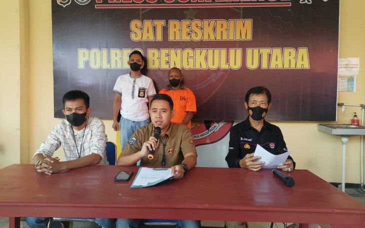 Kasat Reskrim Polres Bengkulu Utara, AKP Teguh Ari Aji saat konferensi pers