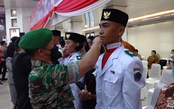 Dandim 1310/Bitung, Letkol Arm Yoki Efriandi M.Han Saat menyematkan tanda kepada paskibraka kota Bitung