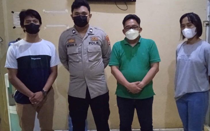 Tersangka (pakai baju hijau) saat diamankan