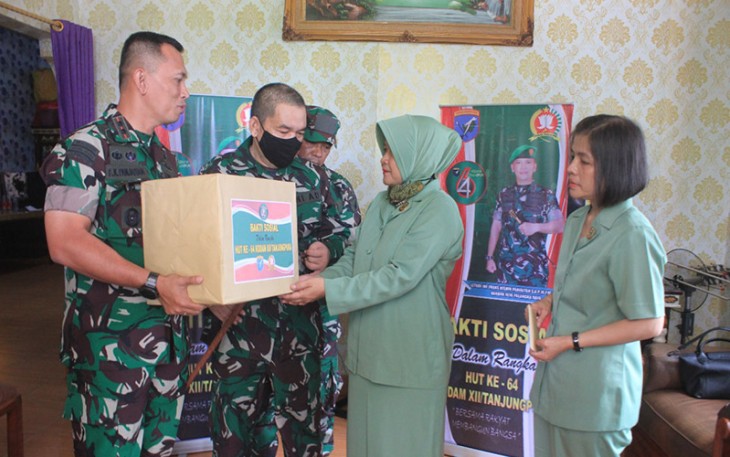 Kodim 1016/Plk saat melaksanakan Baksos dengan menyambangi Anggota Kodim 1016/Plk yang sedang sakit 
