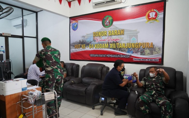 Kasdim Beserta Prajurit Kodim Palangka Raya saat Ikuti Giat Donor Darah 