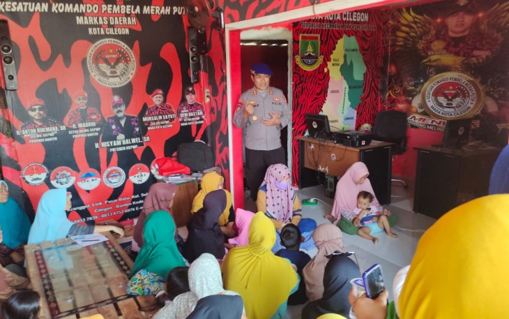 Ditpolairud Polda Banten saat Bagikan Paket Sembako Kepada Anak Yatim dan Kaum Dhuafa