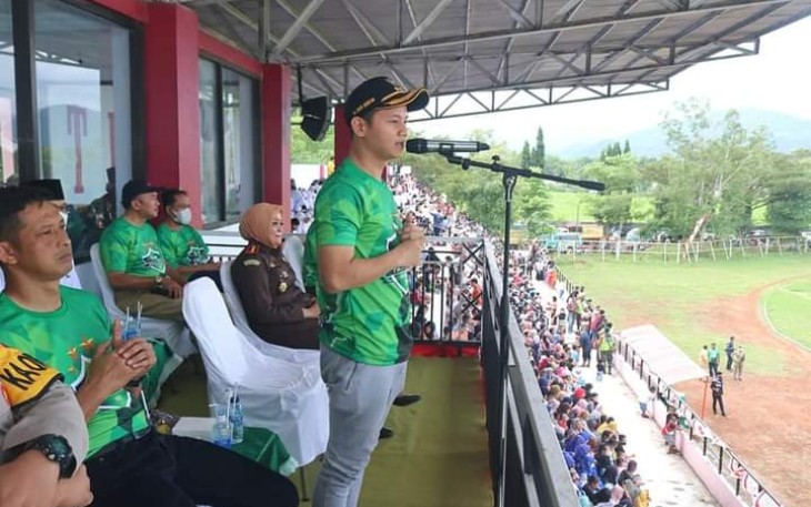 Bupati Trenggalek, Mochamad Nur Arifin, saat membuka Kompetisi Liga Santri yang digelar Kodim 0806 Trenggalek, Senin (20/6/2022).