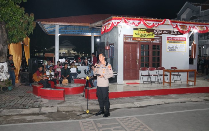 Kabag Bin Ops AKBP I Wayan Tudy saat turun melakukan penilaian di Pos Satkamling unggulan Polres Karanganyar tersebut, Rabu (19/7/2022) malam.