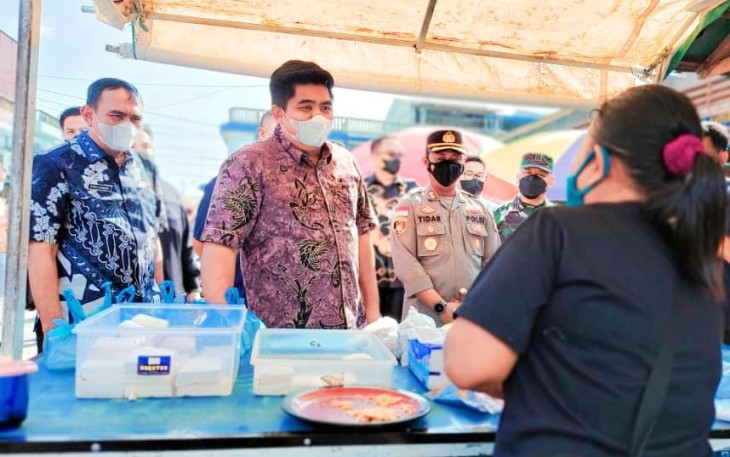 Plt Bupati Bintan Roby Kurniawan bersama Kapolres Bintan AKBP Tidar Wulung Dahono saat melakukan sidak ke Pasar Baru Tanjung Uban, Kamis (31/03/ 2022).