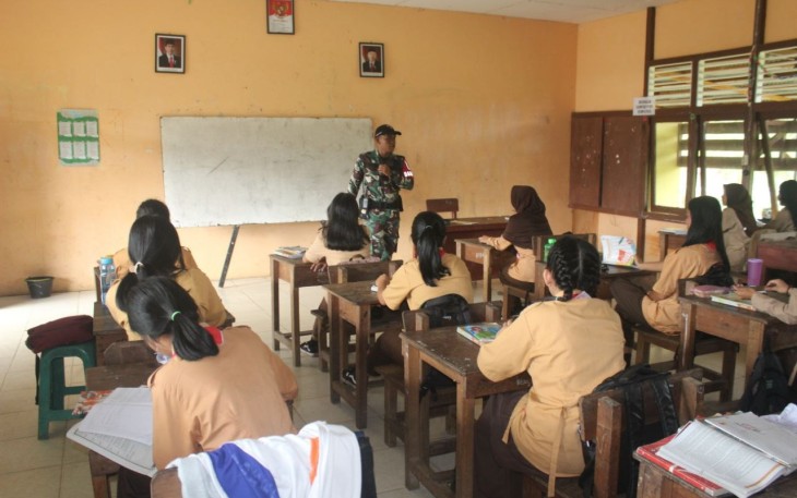 Satgas Pamtas RI-Malaysia Yonarmed 19/105 Trk Bogani saat Berikan Pendidikan Bela Negara dan Wabang Kepada Anak-Anak di Perbatasan
