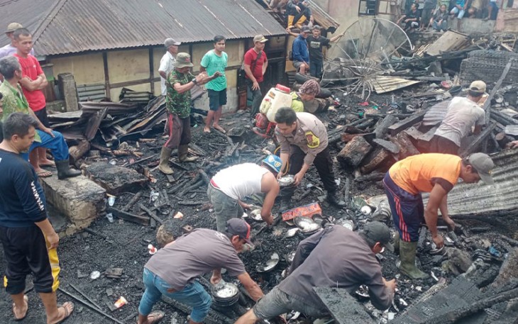 Polisi dan Warga saat Berjibaku Padamkan Kebakaran Hebat di Lebong Selatan