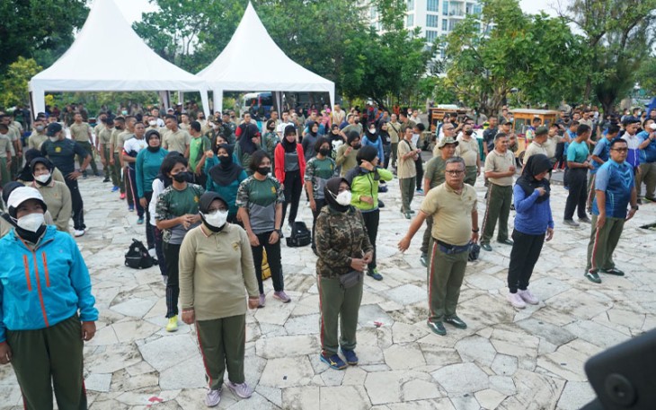 Keluarga Besar Markas Kostrad saat Olahraga Bersama Pangkostrad di Ancol