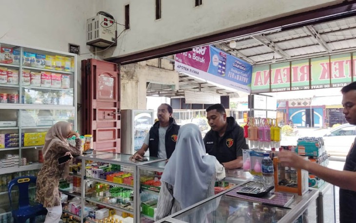 Polisi saat Cek Toko Obat dan Apotek di Idi dan Peureulak