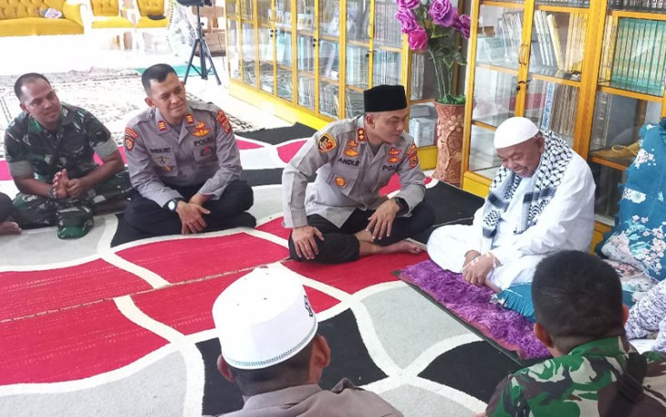 Kapolres Aceh Timur saat Silaturahmi dengan Pimpinan Dayah Bustanul Huda dan Serahkan Bantuan