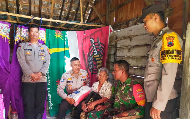 Anggota Polres Blora memberikan bantuan sosial kepada kaum dhuafa di desa desa.
