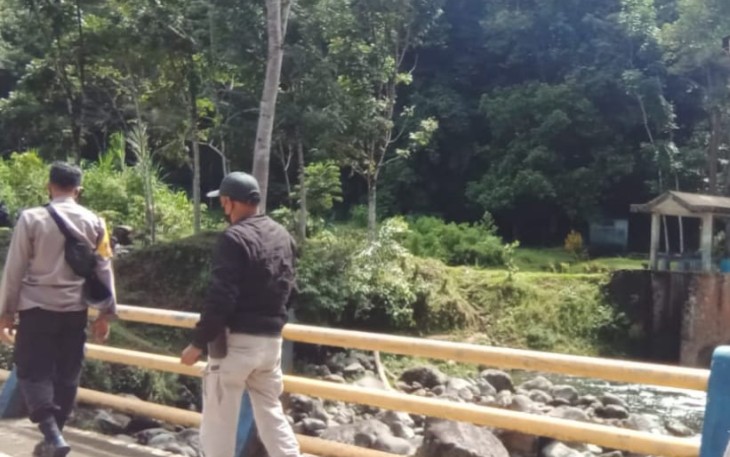Polisi saat mendatangi TKP 