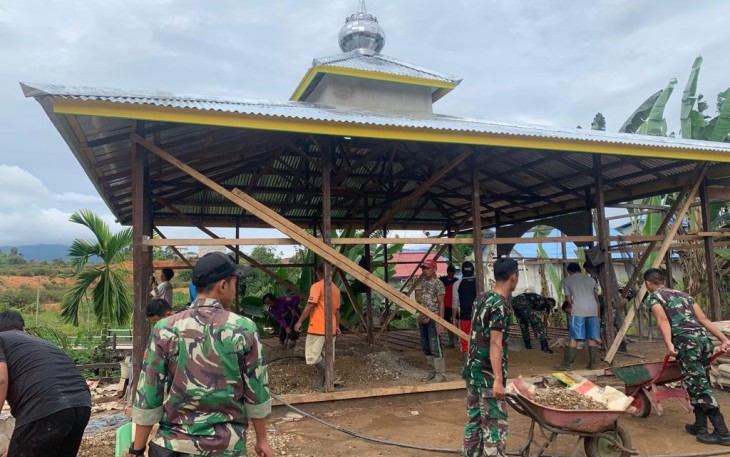 Satgas Pamtas Yonif 645/Gty saat Karya Bhakti Bantu Warga Perbatasan Bangun Mushola 