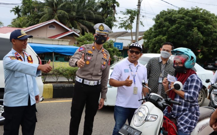 Satlantas Polres Mukomuko Bagikan Pertalite Gratis ke Masyarakat