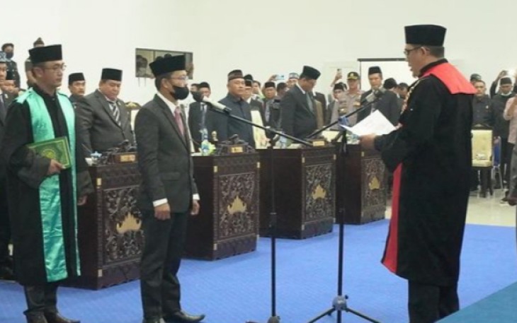 Prosesi Pelantikan Ketua DPRD Pesisir Barat di ruang rapat paripurna DPRD Pesibar, Jum'at (29/07/2022).