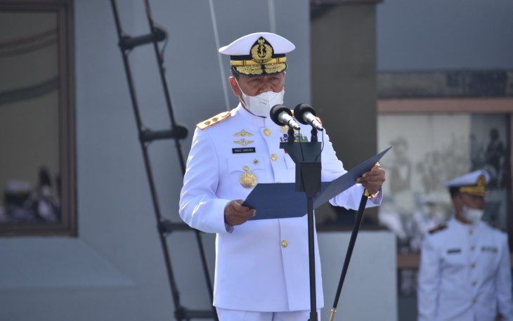 Panglima Komando Lintas Laut Militer Laksda TNI Agus Hariadi saat pimpin upacara