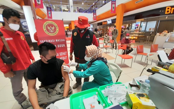 Vaksinasi 'Door To Door' di Mega Mall