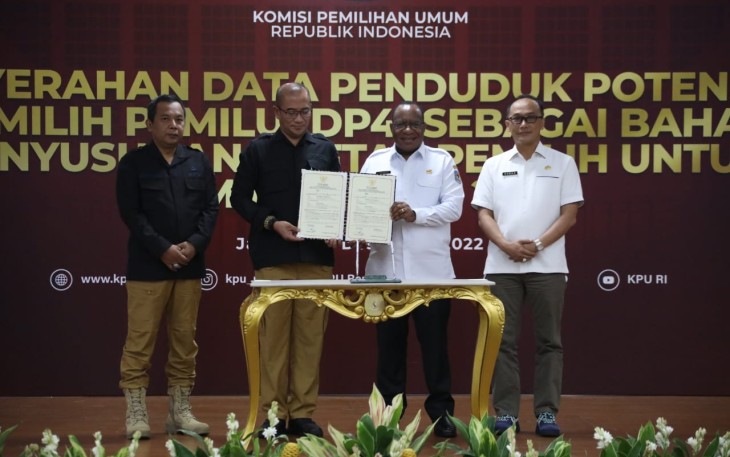 Penandatanganan berita acara dan penyerahan data secara simbolis oleh Wakil Menteri Dalam Negeri (Wamendagri) John Wempi Wetipo mewakili Menteri Dalam Negeri (Mendagri) kepada Ketua KPU RI Hasyim Asy'ari di Kantor KPU, Jakarta, Rabu (14/12/2022). 