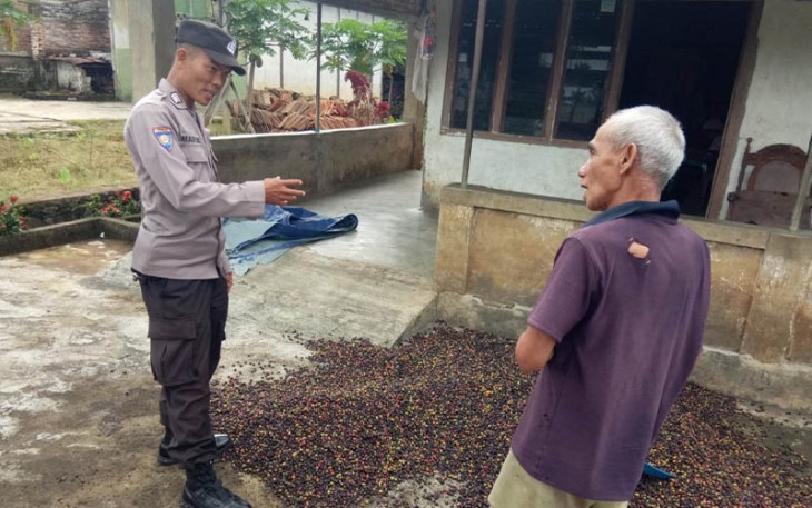 Bripka Marzuki saat Himbau Harkamtibmas ke Warga Desa Lawang Agung