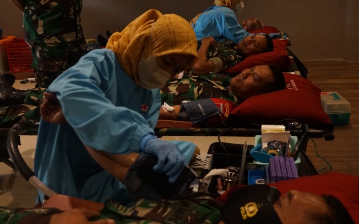 Sejumlah personel TNI ikuti donor darah di Nava Hotel Tawangmangu, Kabupaten Karanganyar.
