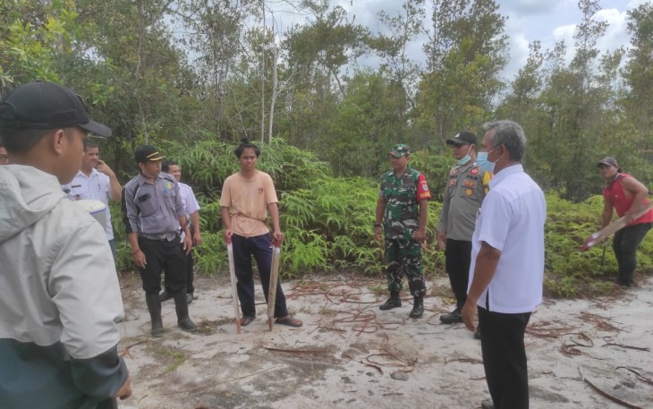 Babinsa Koramil Bukit Batu saat Lakukan Pendampingan Pengukuran Batas Tanah Aset Daerah Dinas Perikanan 