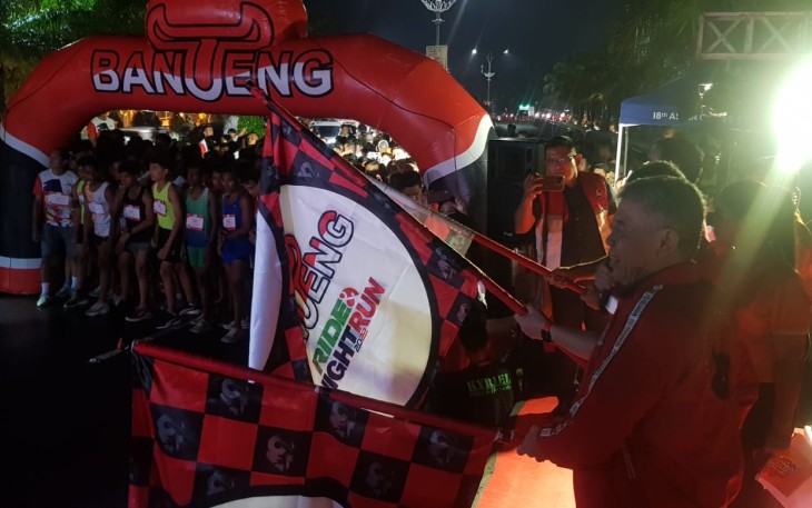 Hasto bersama Kusnadi saat lepas Peserta Banteng Night Run di Kediri 
