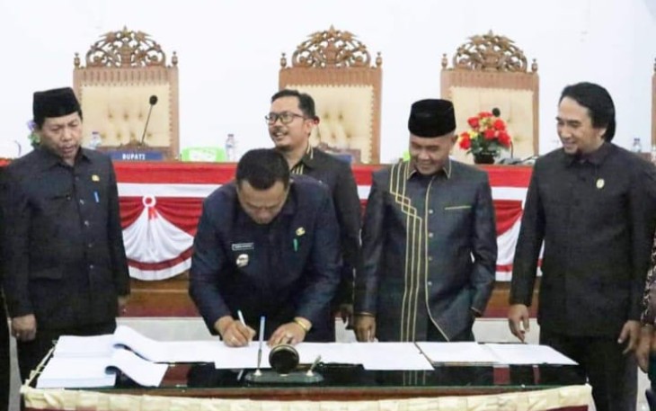 Penandatanganan Kesepakatan bersama tentang KUA PPAS RAPBD TA 2023 oleh Bupati Seluma Erwin Octavian mewakili Pemerintah Kabupaten Seluma dengan DPRD Kabupaten Seluma oleh Ketua DPRD Seluma Nofi Erian Andesca. 