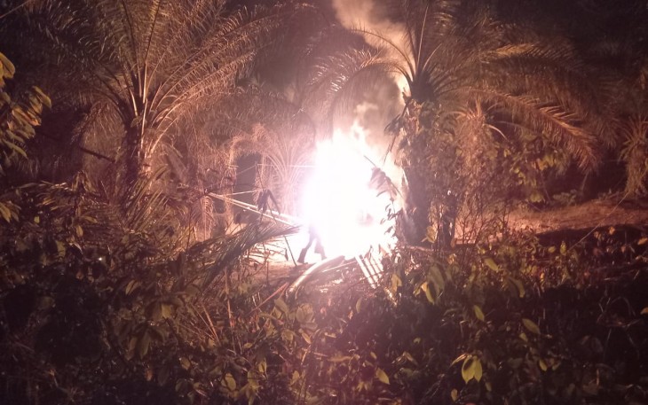 Pasca kejadian api menyambar Tempat Penampungan Minyak Mentah, di area sumur minyak tradisional