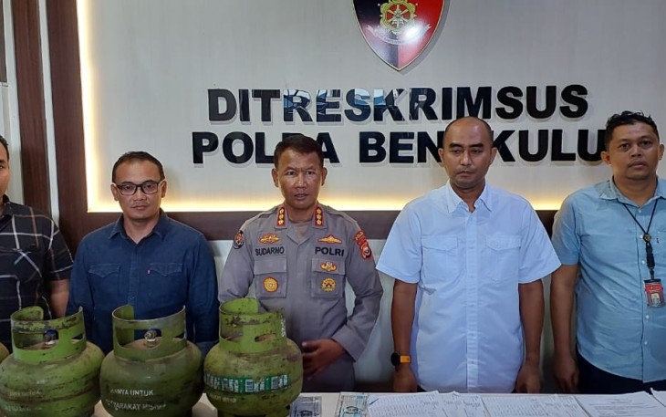 Kabid Humas Polda Bengkulu Kombes Pol Sudarno, S.Sos., M.H., didampingi Wadirsus Polda Bengkulu AKBP. Andy Arisandi., S.Ik.,M.H., serta Kasubdit Indagsi Kompol Novi Ari, S.H., saat Konferensi Pers